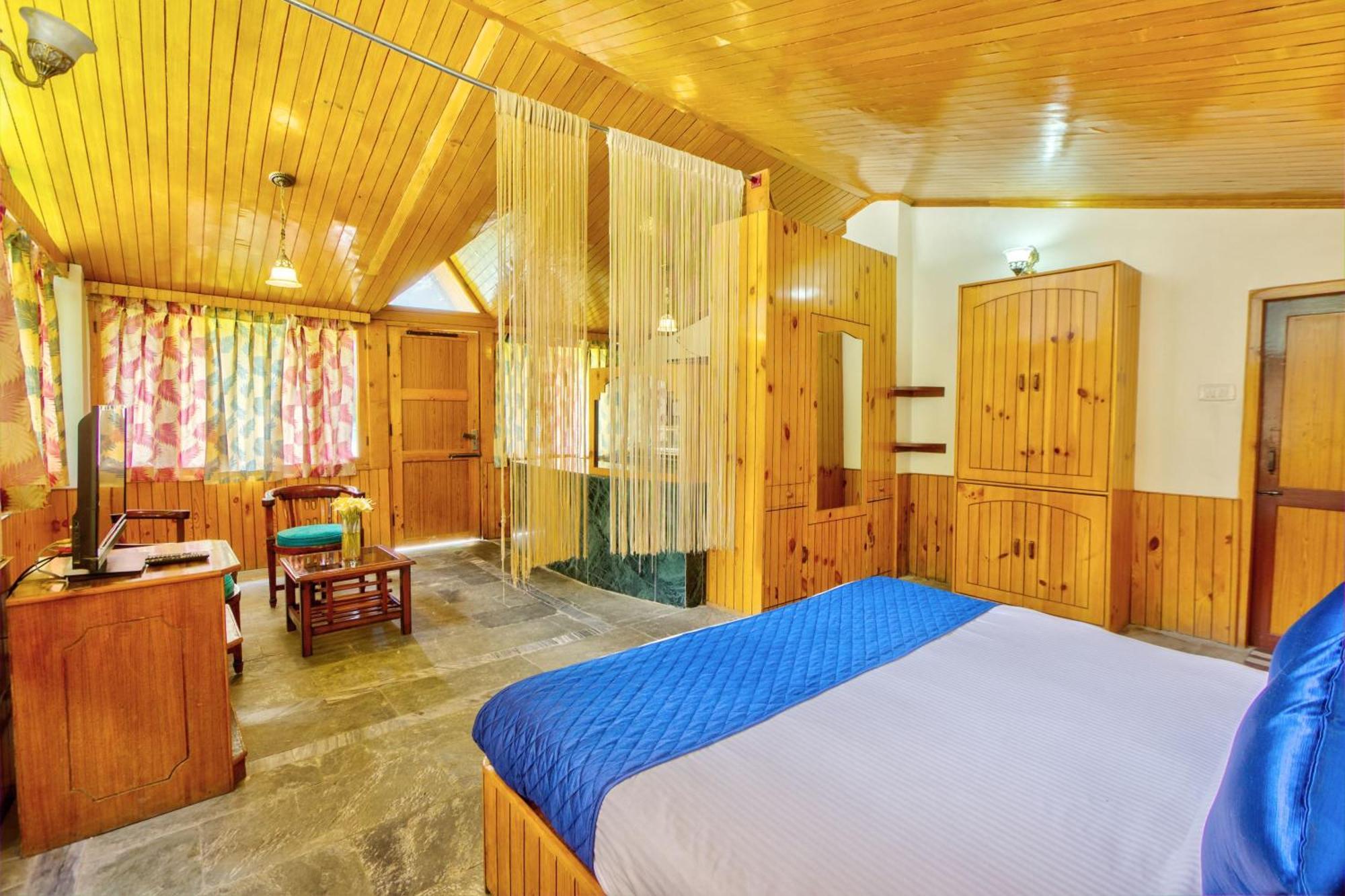 Paradise-The Whitehouse Cafe - Manali (Himachal Pradesh) — Photos 3